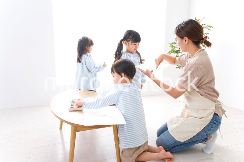 幼稚園で勉強をする子供