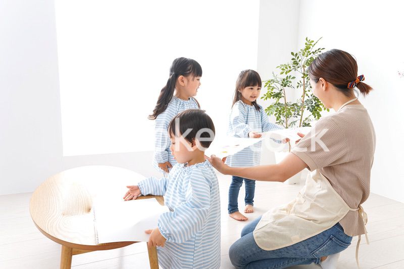 幼稚園の先生と児童