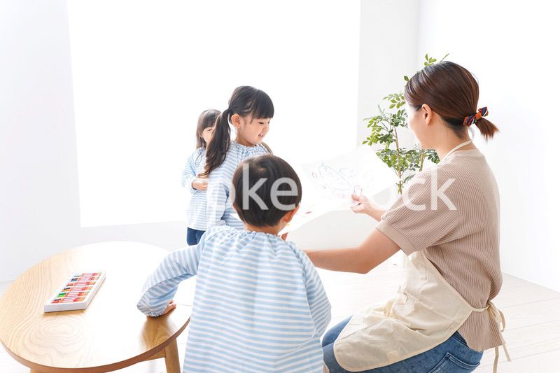 幼稚園で勉強をする子供