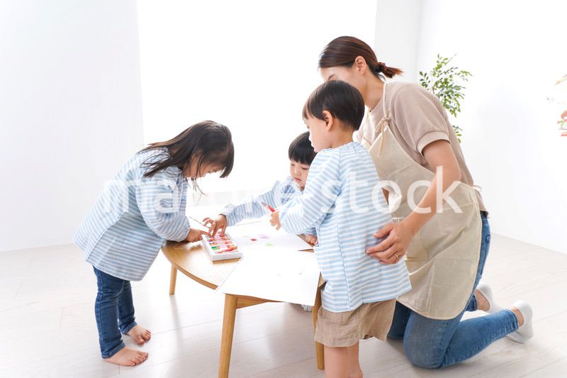 幼稚園で勉強をする子供