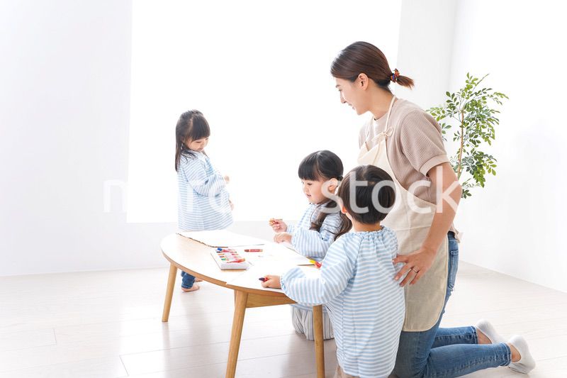 幼稚園で勉強をする子供