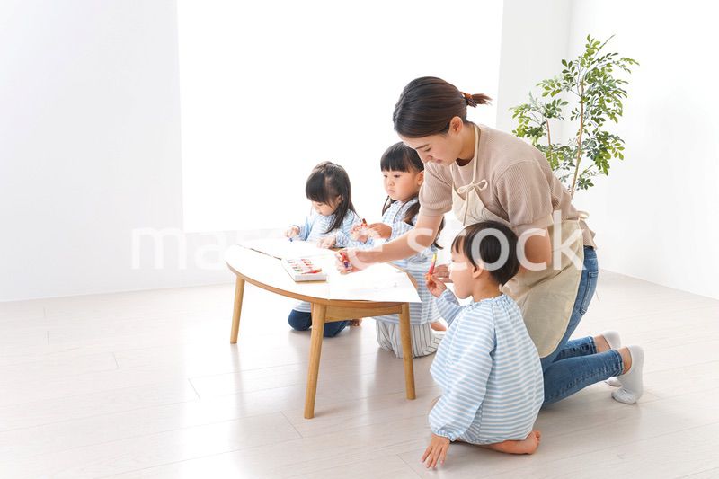 幼稚園の先生と児童