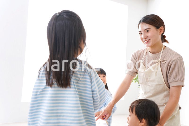 幼稚園で勉強をする子供