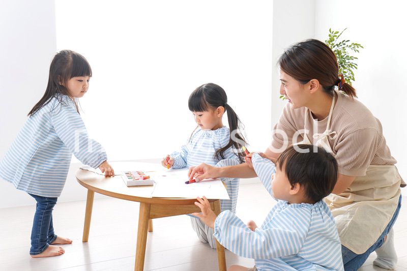 幼稚園の先生と児童