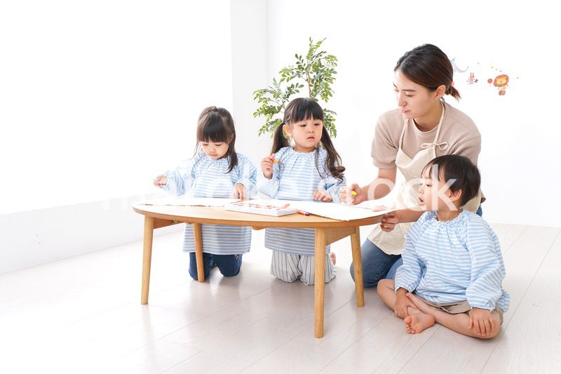 幼稚園で勉強をする子供