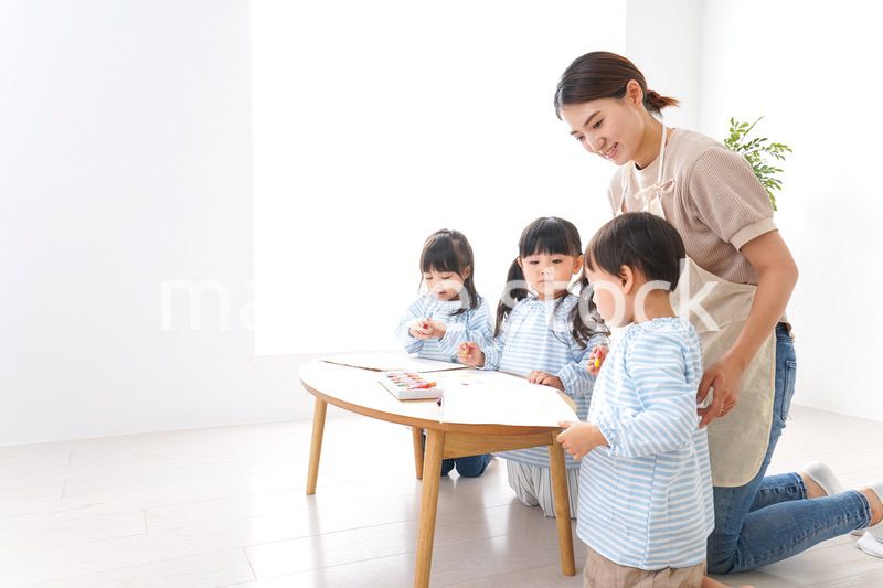 幼稚園の先生と児童