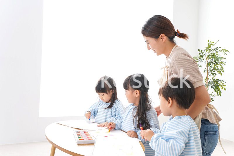 幼稚園の先生と児童