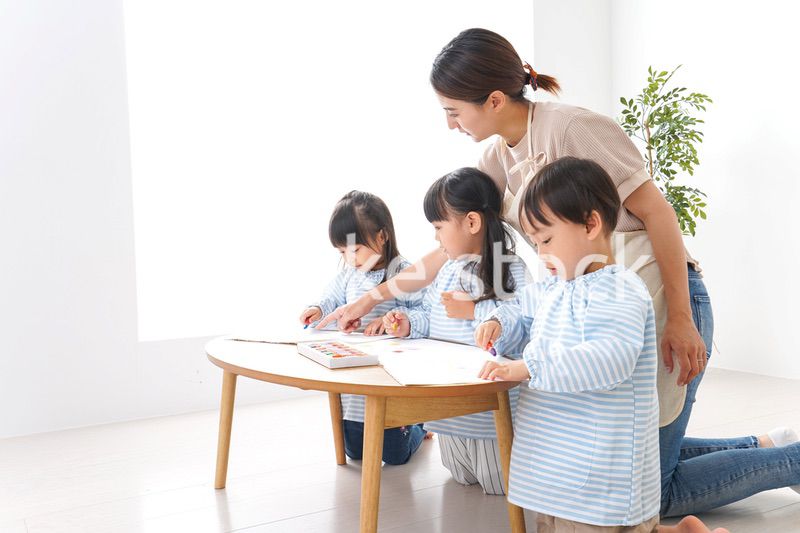 幼稚園の先生と児童