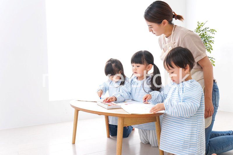 幼稚園で勉強をする子供