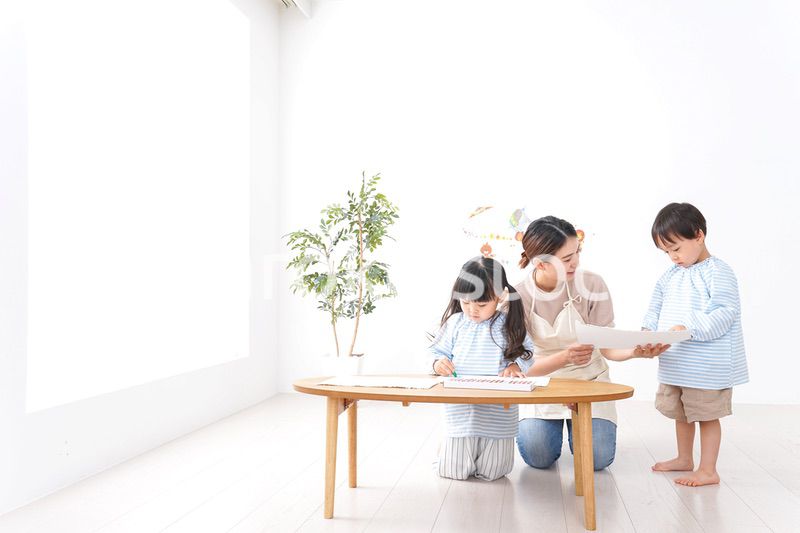 幼稚園で勉強をする子供