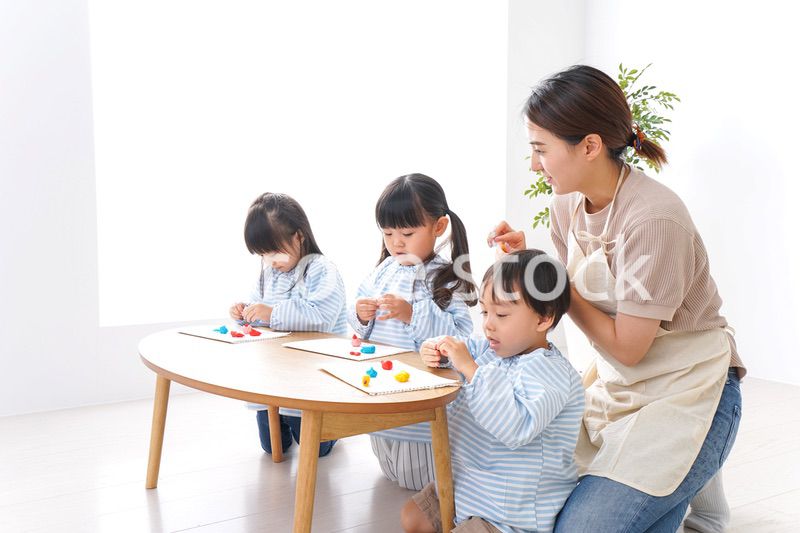 幼稚園で勉強をする子供