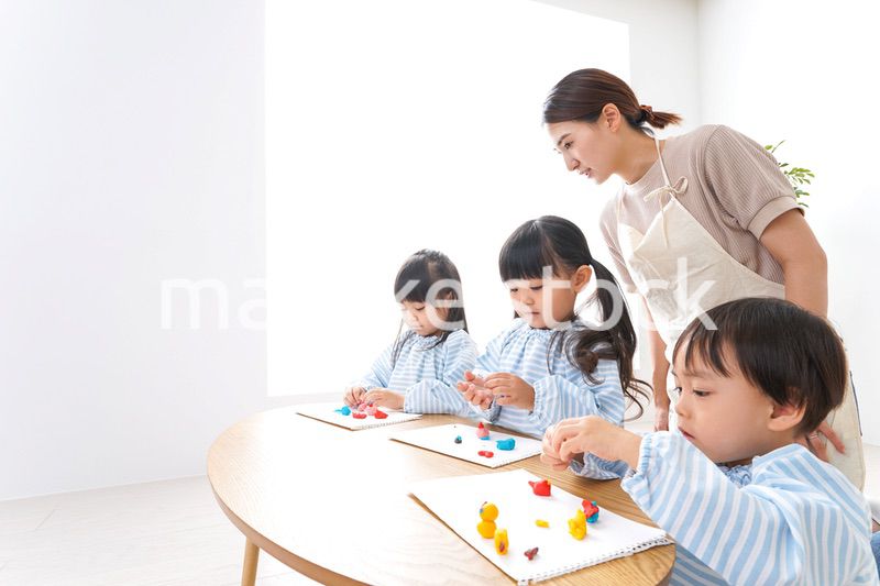 幼稚園の先生と児童