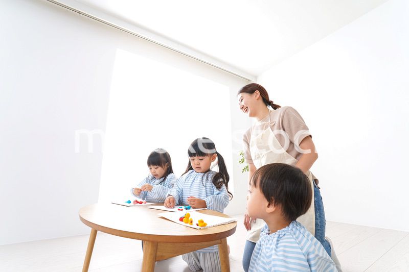 幼稚園の先生と児童