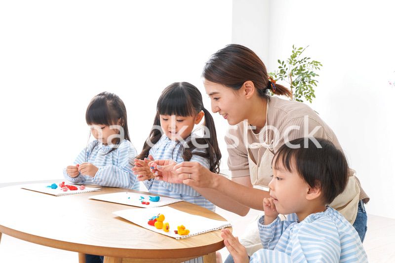 幼稚園の先生と児童