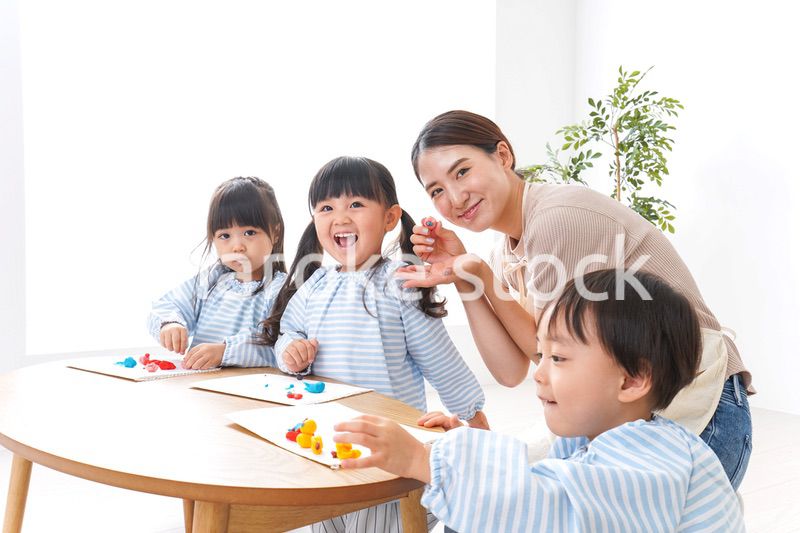 幼稚園で勉強をする子供