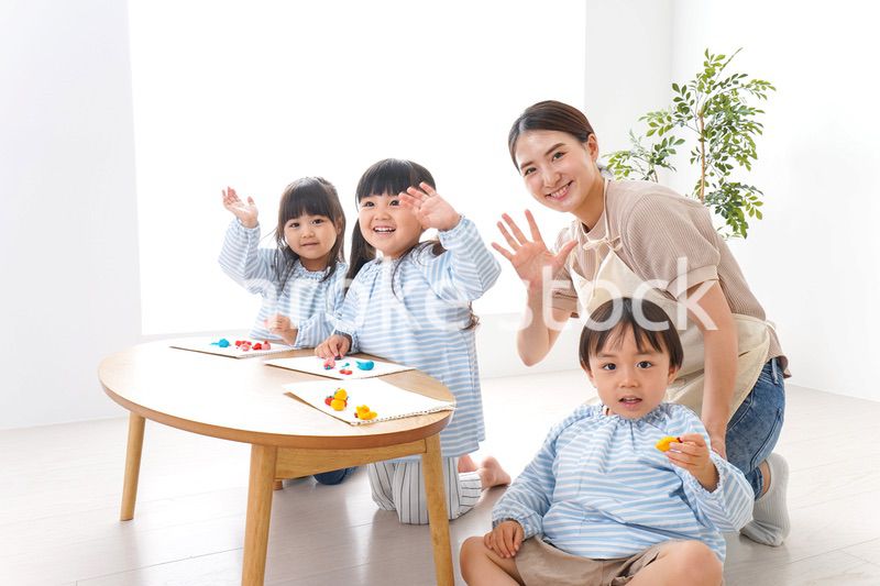 幼稚園の先生と児童