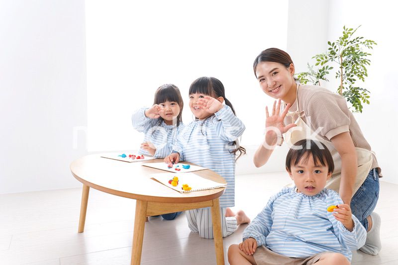 幼稚園で勉強をする子供