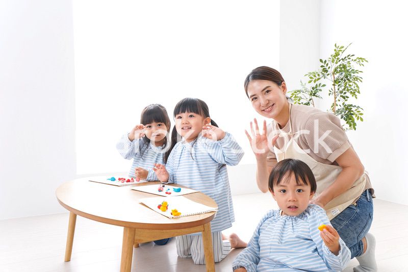 幼稚園で勉強をする子供