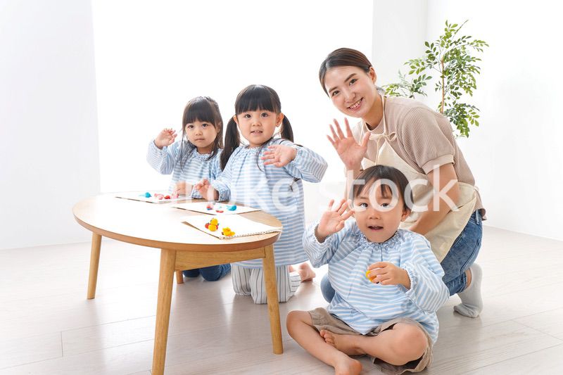 幼稚園の先生と児童