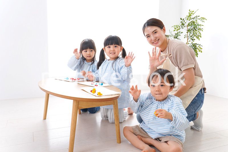 幼稚園で勉強をする子供