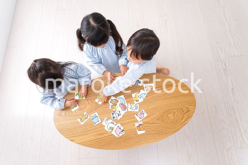 保育園で遊ぶ子ども