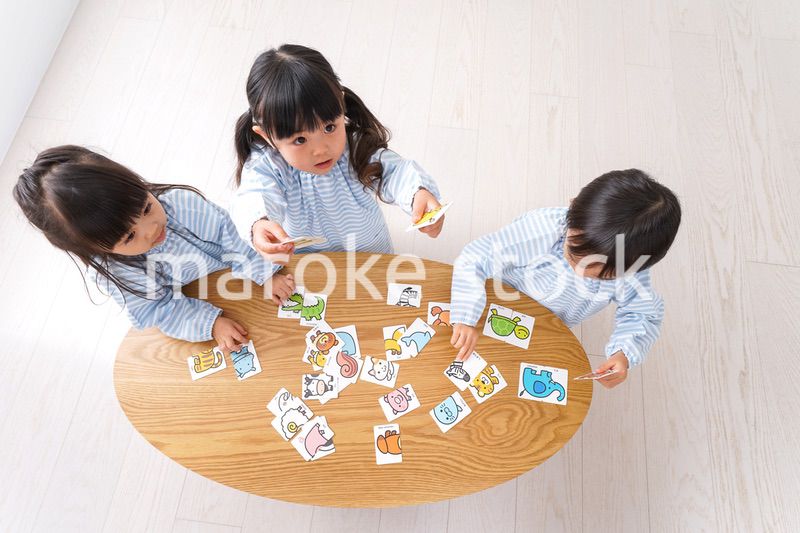 保育園で遊ぶ子ども