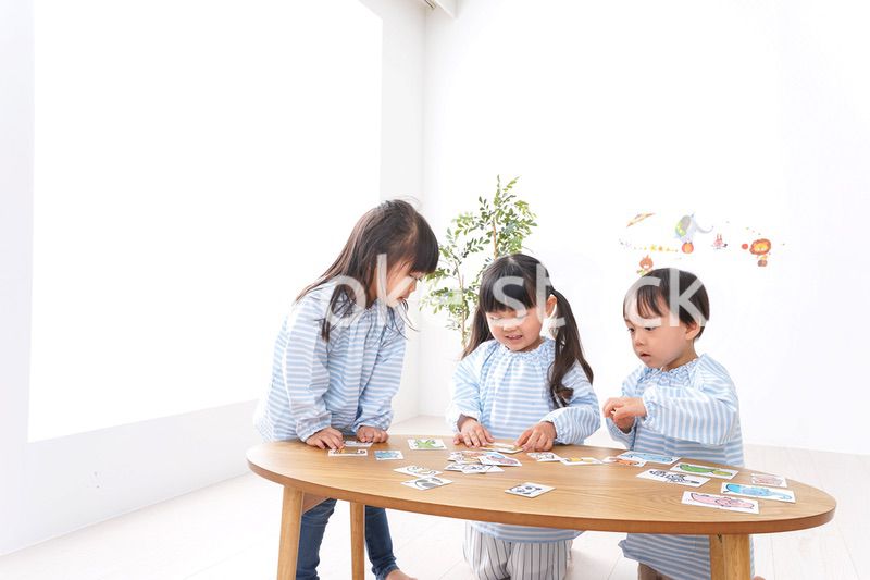 保育園で遊ぶ子ども