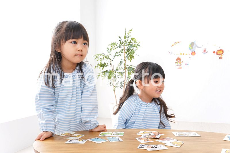 楽しく遊ぶ女の子