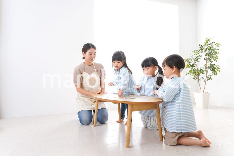 幼稚園の先生と児童