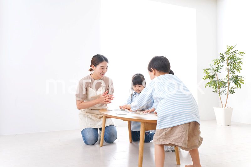 幼稚園で勉強をする子供