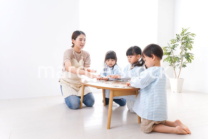 幼稚園で勉強をする子供