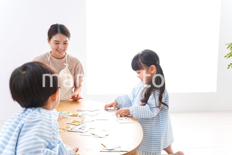 幼稚園で勉強をする子供