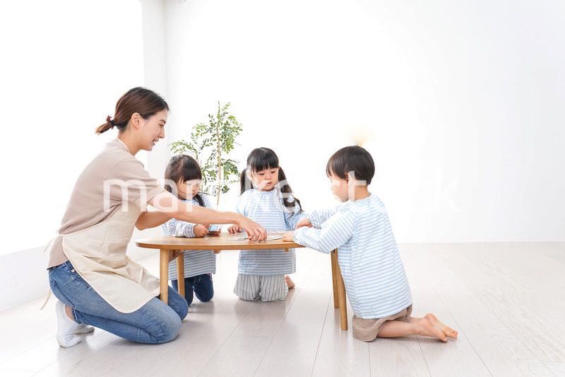 幼稚園の先生と児童