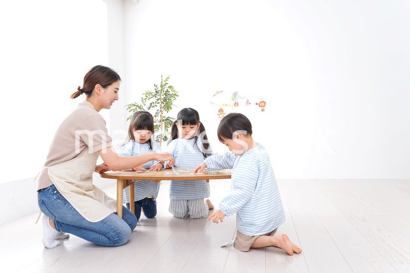 幼稚園で勉強をする子供