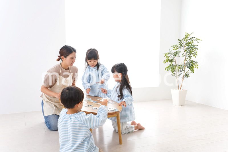 幼稚園の先生と児童