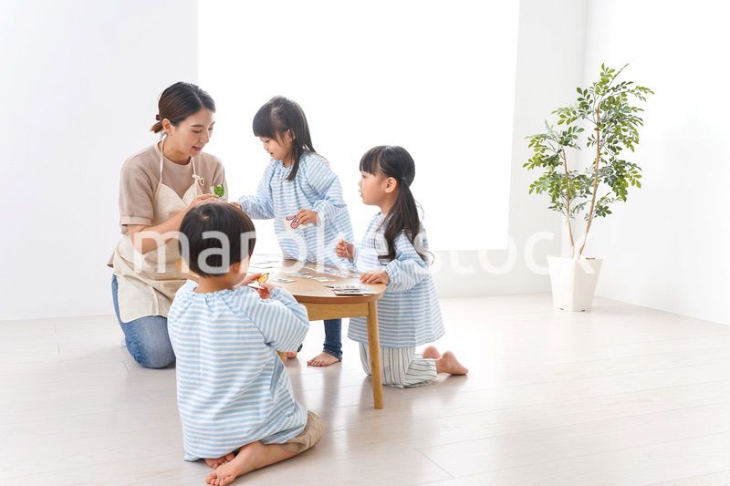 幼稚園の先生と児童