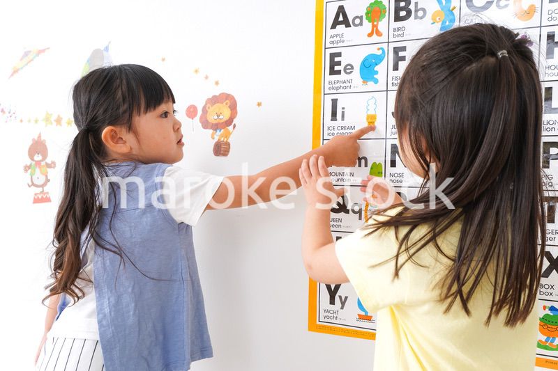 友達と遊ぶ女の子たち