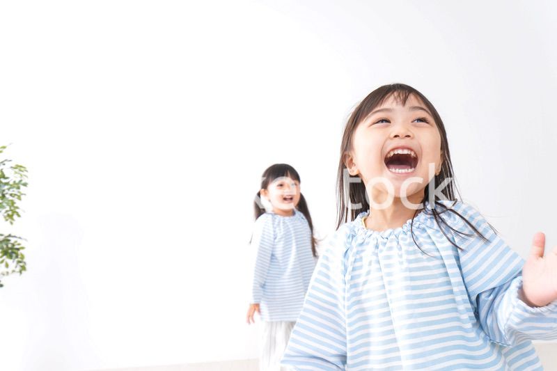 友達と遊ぶ女の子