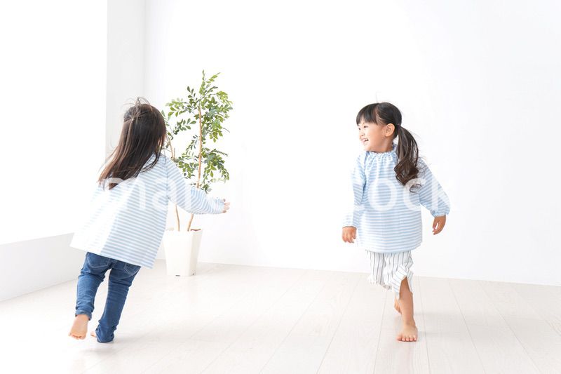 友達と遊ぶ女の子