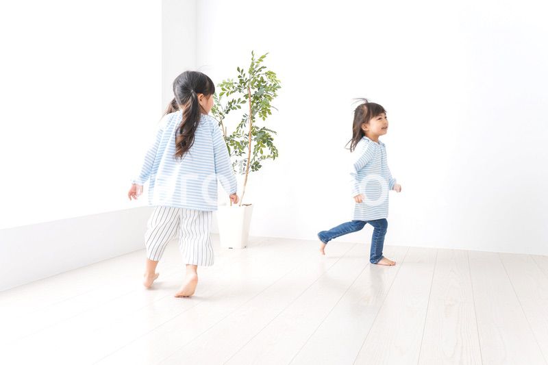 友達と遊ぶ女の子