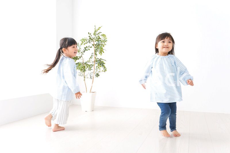 友達と遊ぶ女の子