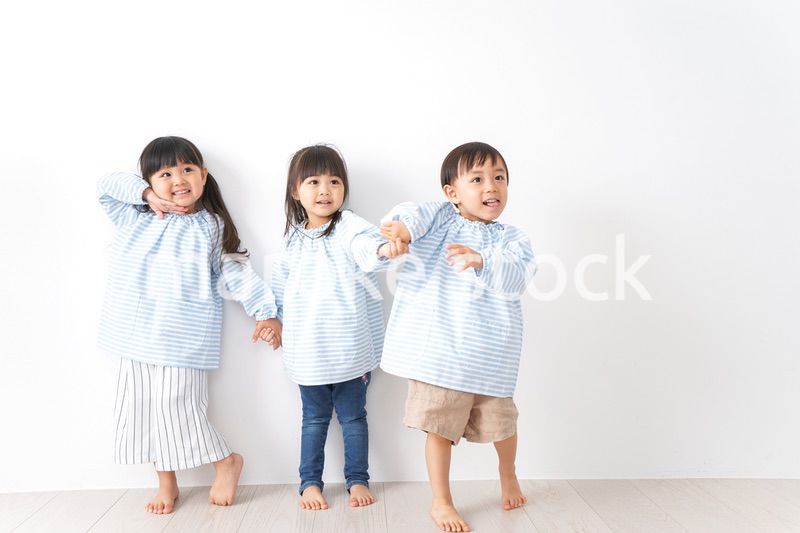 幼稚園で遊ぶ子ども