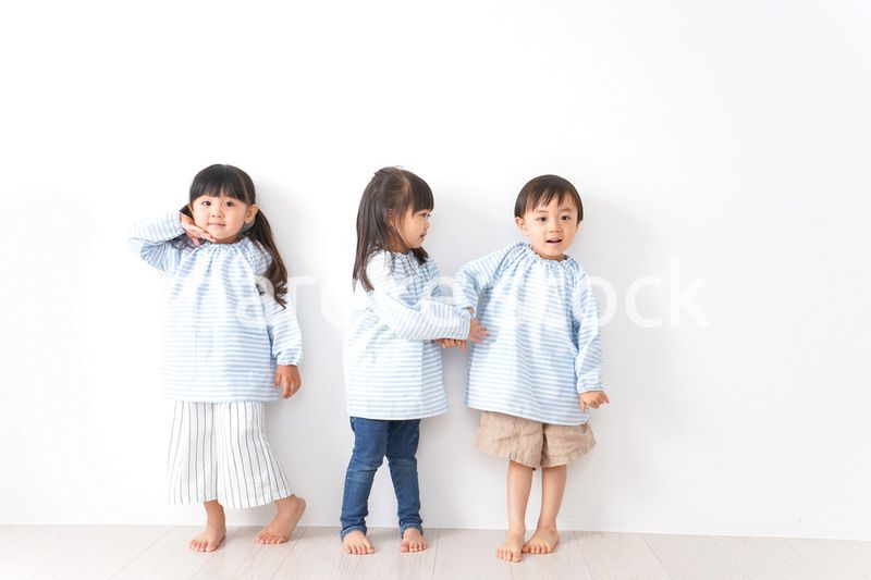 幼稚園で遊ぶ子ども