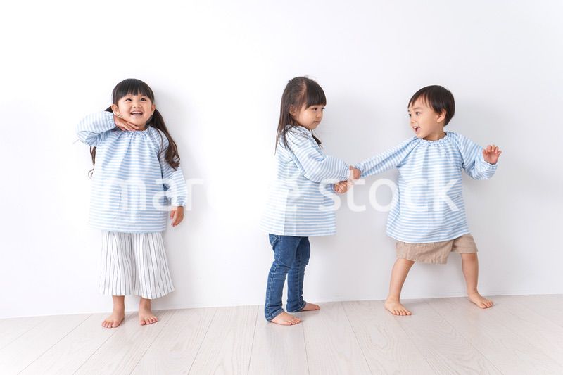 保育園で遊ぶ子ども