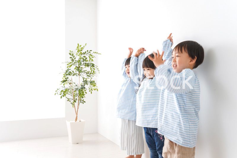 幼稚園で遊ぶ子ども