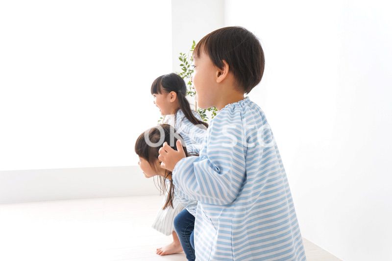 幼稚園で遊ぶ子ども