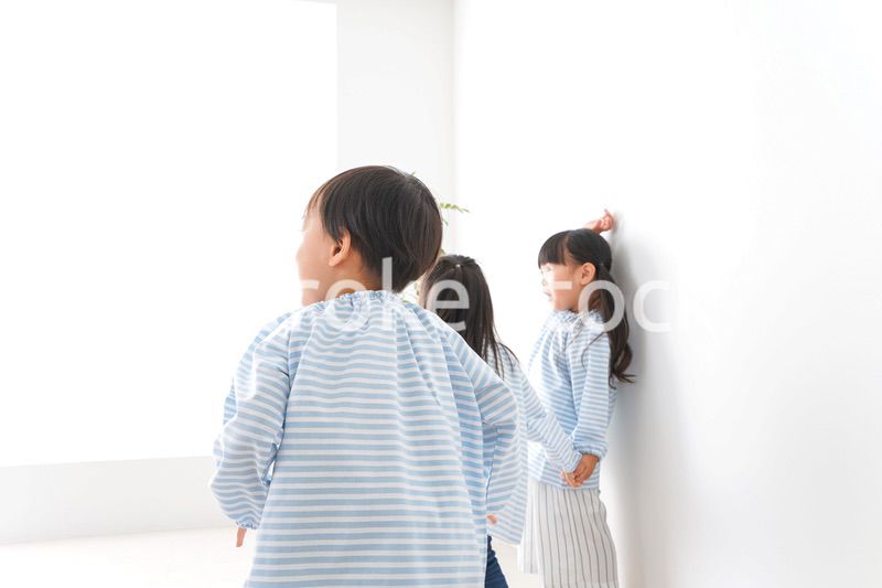 幼稚園で遊ぶ子ども