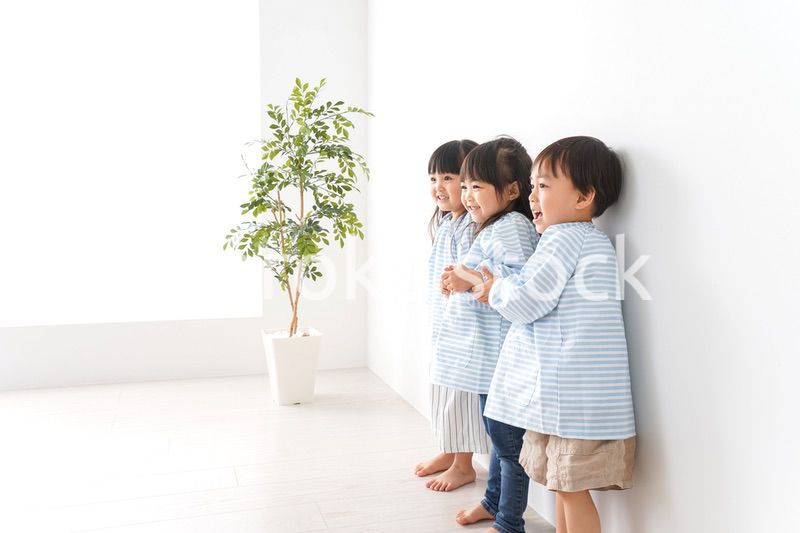 幼稚園で遊ぶ子ども