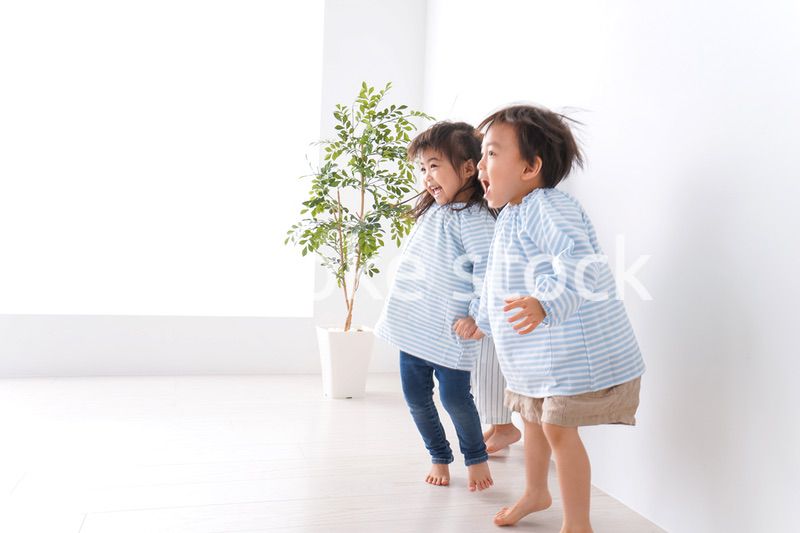 保育園で遊ぶ子ども