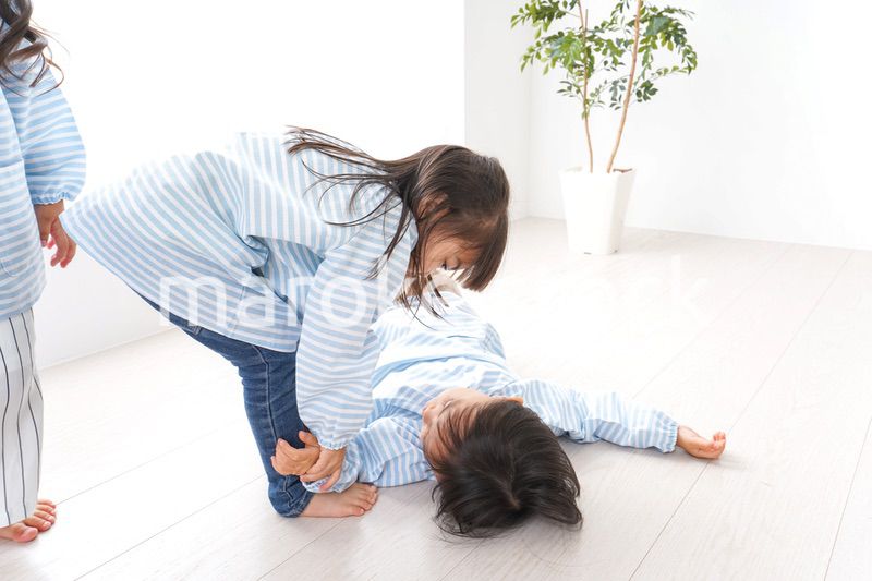 幼稚園で遊ぶ子ども